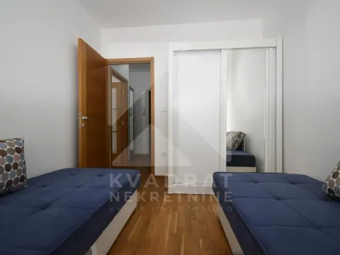Manja spavaća soba sa dva kreveta i bijelim plakarom sa ogledalom. - image 5