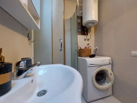 Izdavanje, dvosoban stan, 80m², Centar, Tivat - image 15