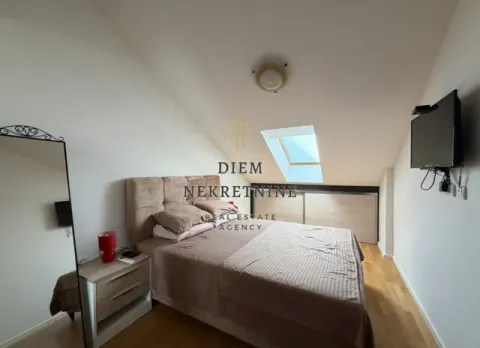 Namještena spavaća soba sa bračnim krevetom i krovnim prozorom u potkrovlju. - image 13