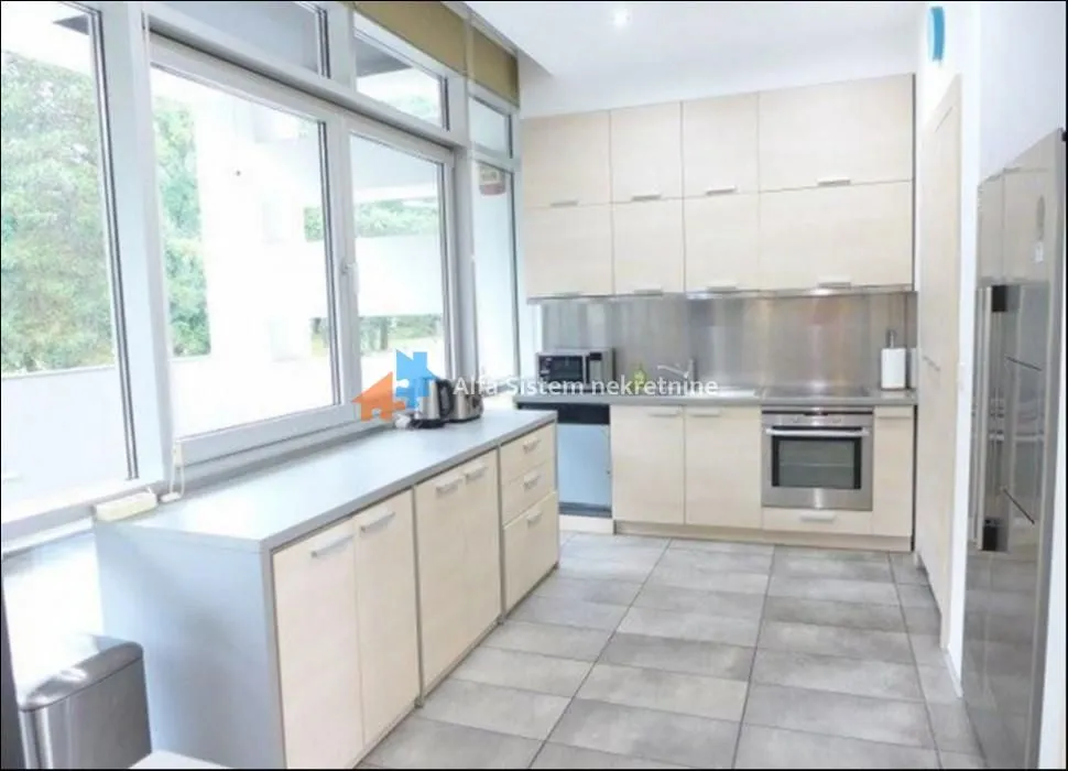 Izdavanje, četvorosoban stan, 250m², Savski Venac, Beograd