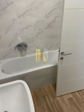 Pogled na moderno opremljeno kupatilo sa kadom i belim pločicama. - image 8