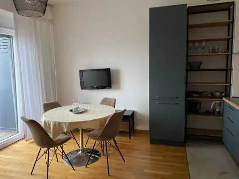 Dnevna soba sa trpezarijskim stolom i kuhinjskim elementima. - image 17
