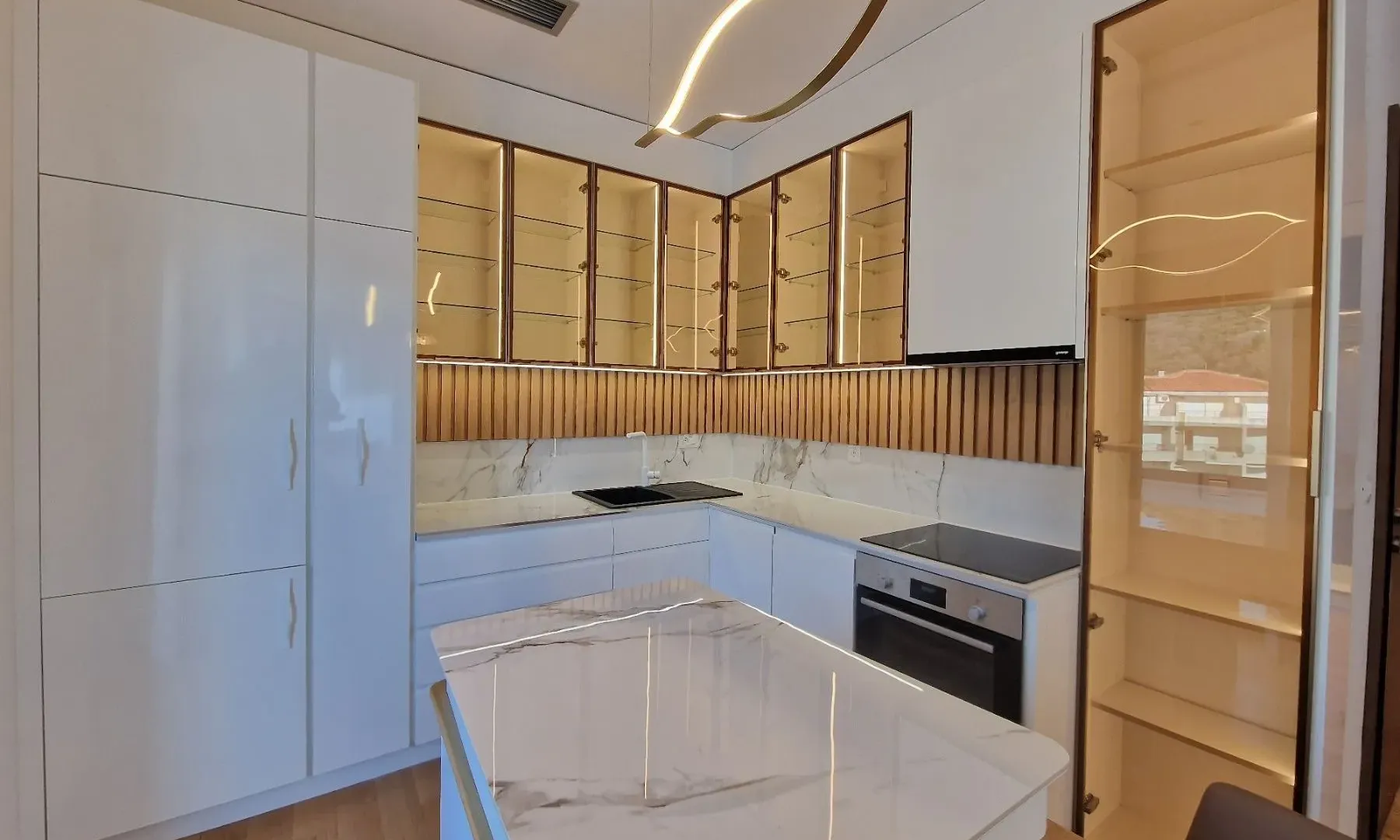 Sale, two bedroom apartment, 135m², Bečići, Budva
