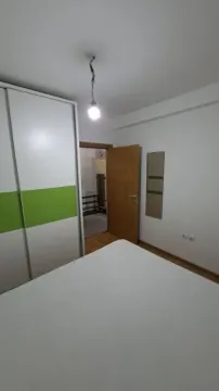 Manja spavaća soba sa krevetom, garderoberom i otvorenim vratima. - image 7