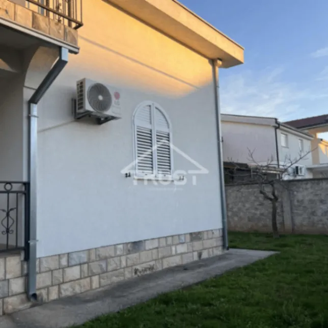 Izdavanje,  kuća, 400m2, Zlatica, Podgorica