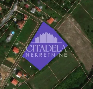 Satelitski snimak sa označenom parcelom i granicama zemljišta. - image 3