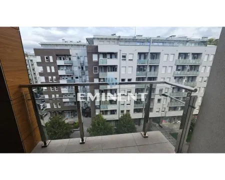 Pogled sa popločane terase na susedne stambene zgrade. - image 14
