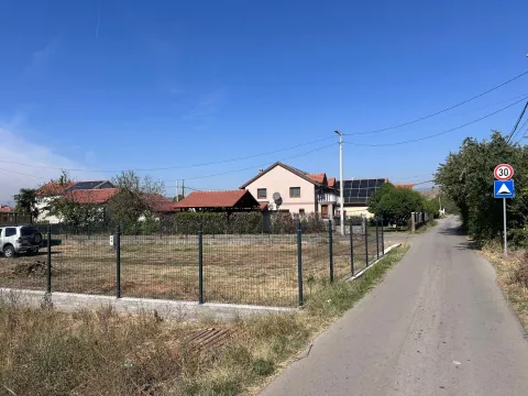 Pogled na ograđeni plac i okolne kuće pored puta. - image 4