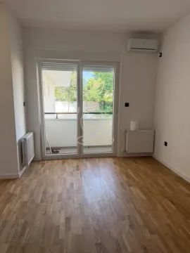 Prazna soba sa parketom i izlazom na terasu. - image 6