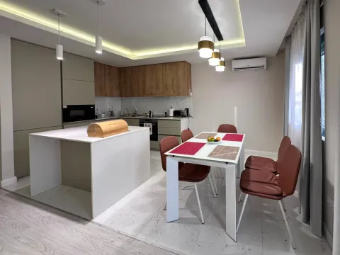 Moderna kuhinja sa trpezarijom i ugradnim elementima. - image 16