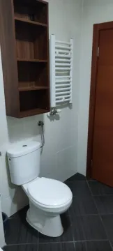 Pogled na kupatilo sa belom šoljom, zidnom policom i radijatorom. - image 13