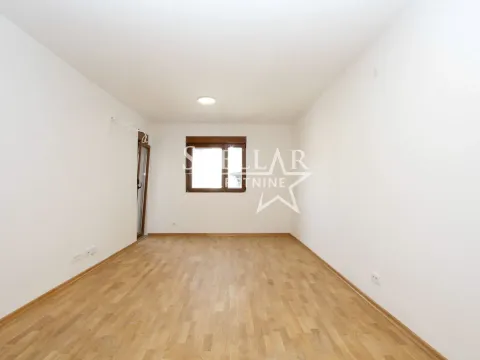 Izdavanje, dvosoban stan, 57m², Stari Aerodrom, Podgorica - image 1