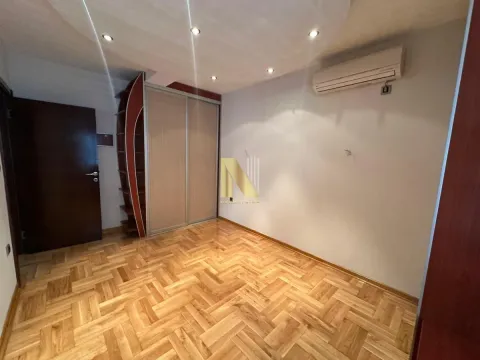 Prazna spavaća soba sa parketom, ugradnim ormarom i klima uređajem. - image 5