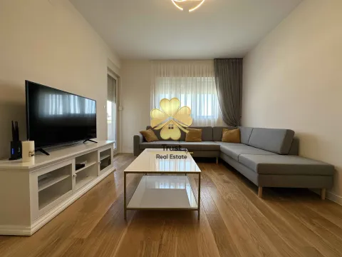 Izdavanje, dvosoban stan, 70m², Central Point, Podgorica