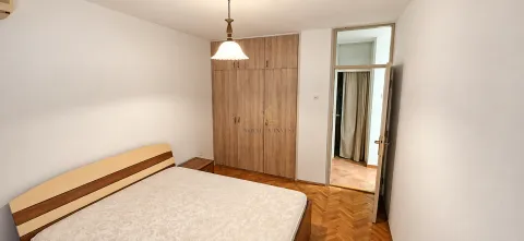 Spavaća soba sa bračnim krevetom, ugradnim ormarom i drvenim podom. - image 7