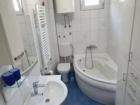 Rent, three bedroom apartment, 100m², Zelenika, Herceg Novi - image 9