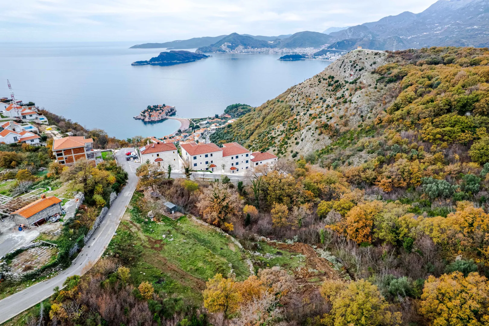 Pogled iz vazduha na obalu i okolni pejzaž.