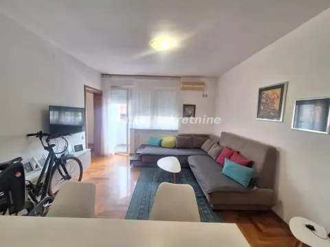 Dnevna soba sa garniturom, televizorom i izlazom na terasu. - image 3