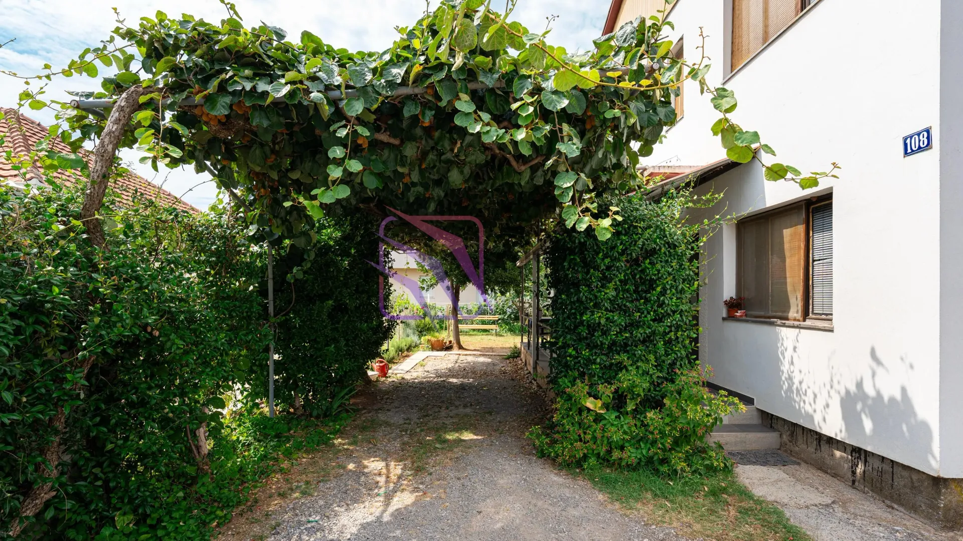 Izdavanje, trosoban stan, 100m², Dalmatinska ulica, Podgorica