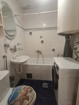 Manje kupatilo sa kadom, umivaonikom, wc šoljom i veš mašinom. - image 9