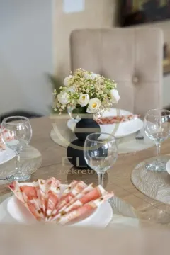 Detalj postavljenog trpezarijskog stola sa dekoracijom i cvećem. - image 6