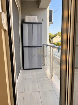 Pogled na prostrani balkon sa ormarićem za odlaganje. - image 3