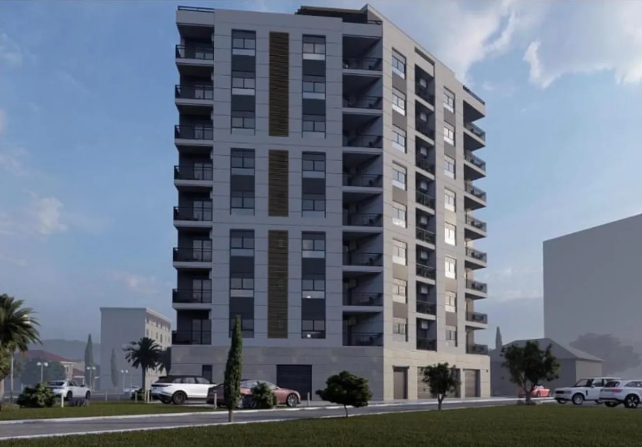 Eksterijer moderne višespratne stambene zgrade.