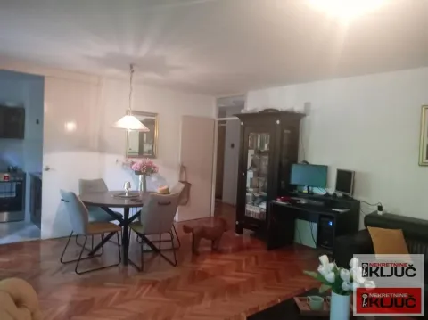 Dnevna soba sa trpezarijskim delom i drvenim podom. - image 8
