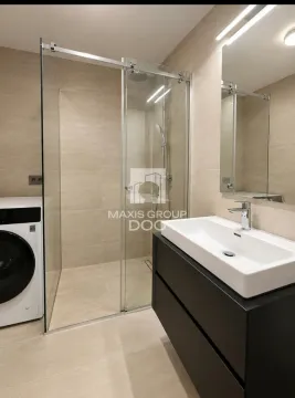 Moderno kupatilo sa tuš kabinom, umivaonikom i veš mašinom. - image 6