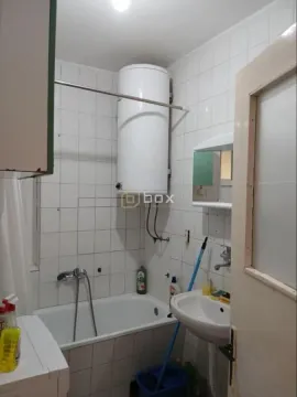 Manje kupatilo sa kadom, umivaonikom i bojlerom. - image 8