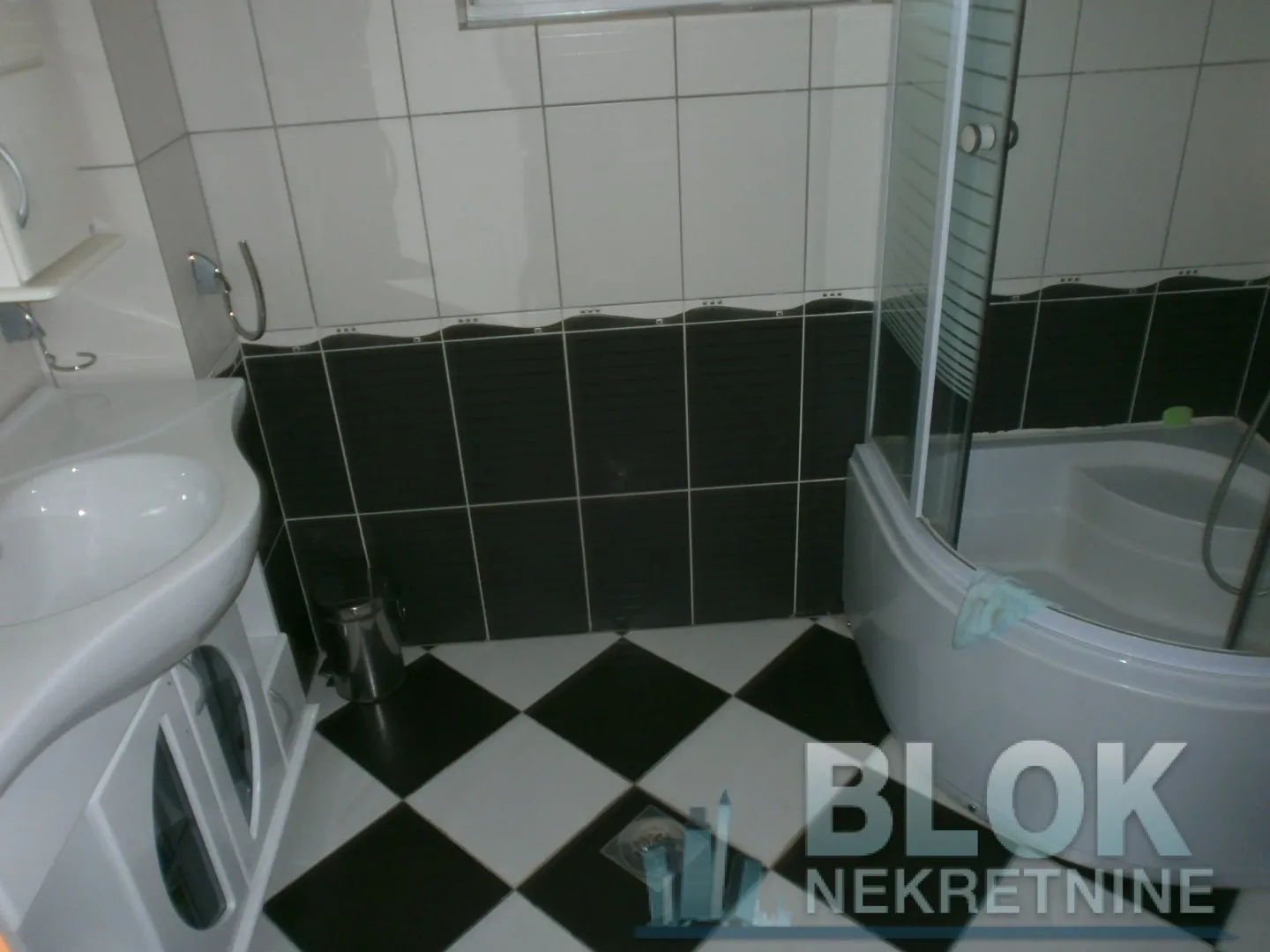 Bathroom equipped with a washbasin and a shower cabin.