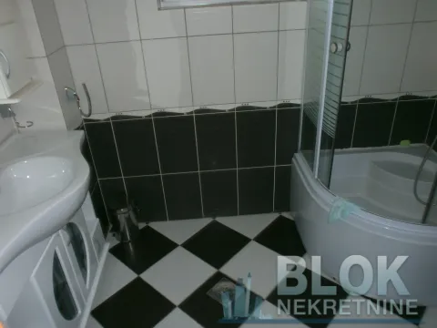 Bathroom equipped with a washbasin and a shower cabin. - image 4