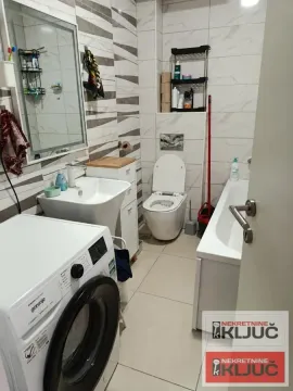 Kupatilo opremljeno umivaonikom, WC šoljom, kadom i veš mašinom. - image 7