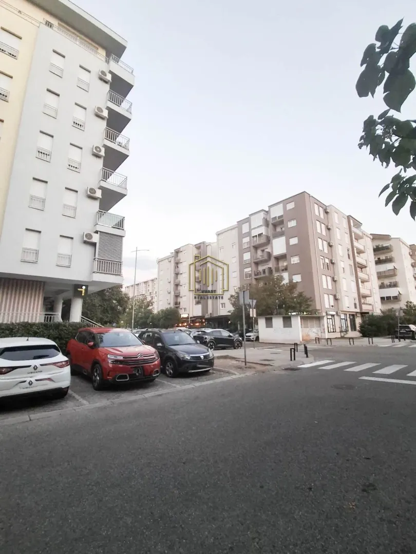 Izdavanje, dvosoban stan, 75m², Blok 9, Podgorica