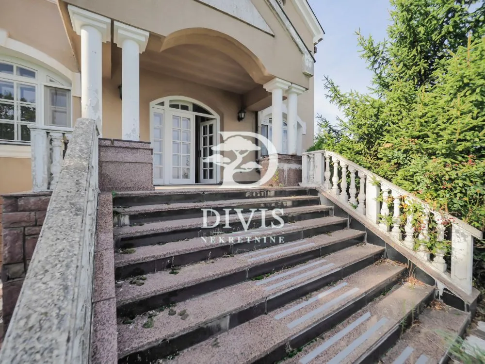 Main entrance to the house with stairs and a porch with columns.
