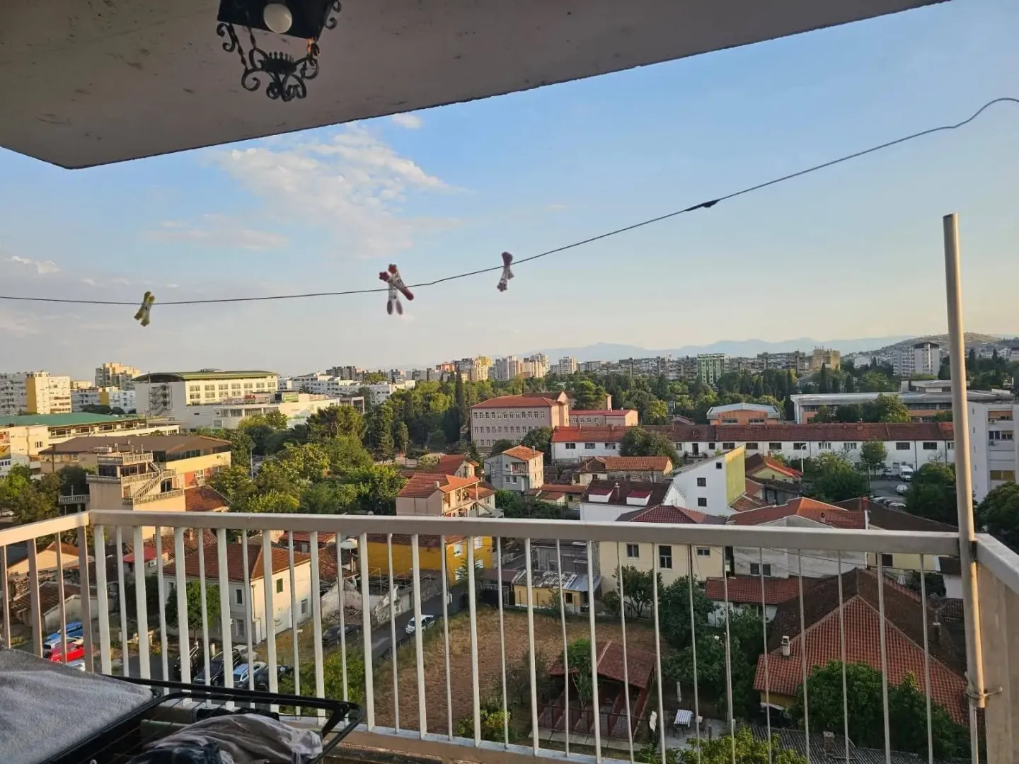 Pogled sa terase na gradsko naselje.