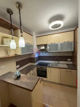 Moderna kuhinja sa ugradnim elementima i šankom. - image 2