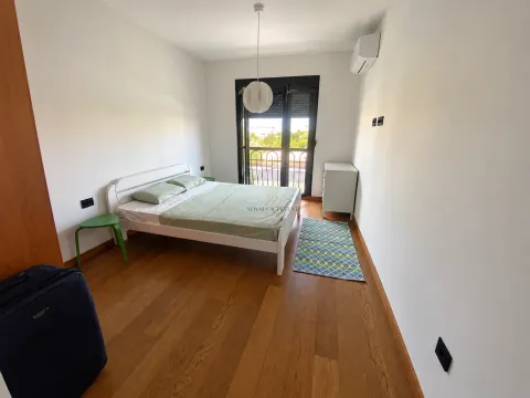 Spavaća soba sa bračnim krevetom, drvenim podom i izlazom na terasu. - image 5