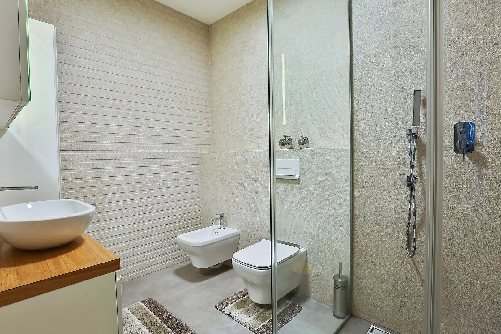 Izdavanje, dvosoban stan, 117m², Centar, Budva