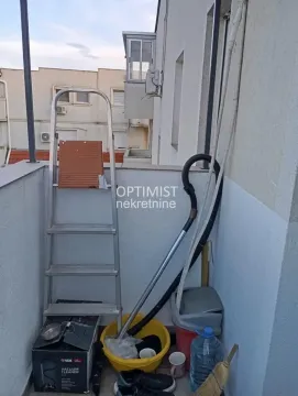 Manji balkon sa merdevinama i raznim priborom za čišćenje. - image 8