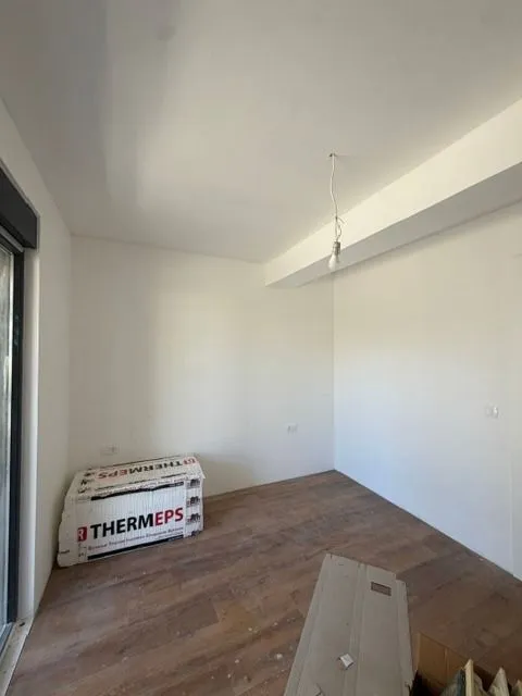 Prazna prostorija u izgradnji sa postavljenim podom.