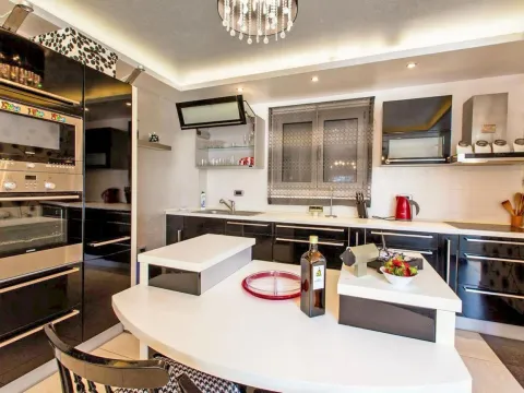 Izdavanje, kuća, 300m², Podkošljun, Budva - image 13