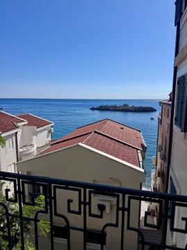 Pogled na more sa terase između okolnih zgrada. - image 5