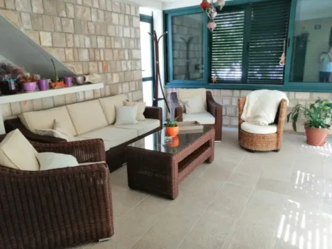 Prodaja, kuća, 287m², Lazi, Budva