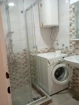 Kupatilo opremljeno tuš kabinom, umivaonikom i veš mašinom. - image 7