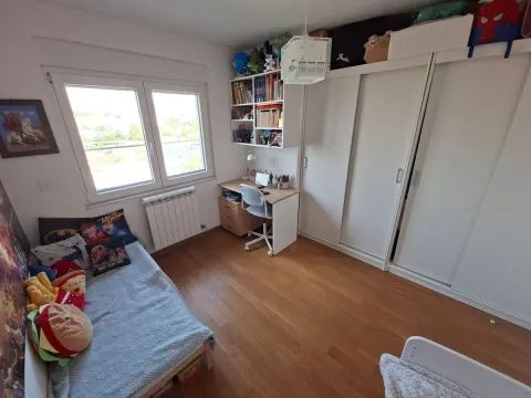Dečja soba sa krevetom, radnim stolom i belim ormanom. - image 13