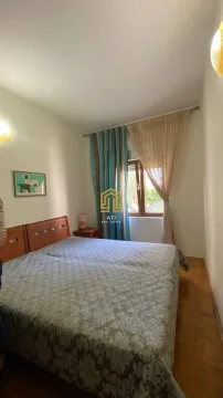 Namještena spavaća soba sa bračnim krevetom i prozorom. - image 12