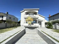 Prodaja, kuća, 320m², Zlatica, Podgorica - image 1