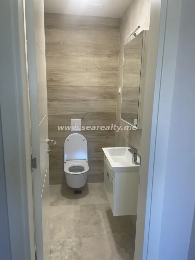 Izdavanje, dvosoban stan, 67m², Radanovići, Kotor