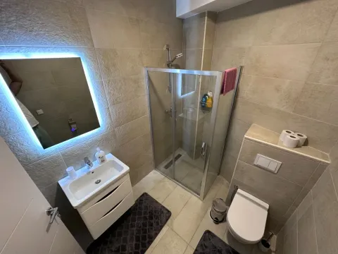 Moderno opremljeno kupatilo sa tuš kabinom, umivaonikom i toaletom. - image 8